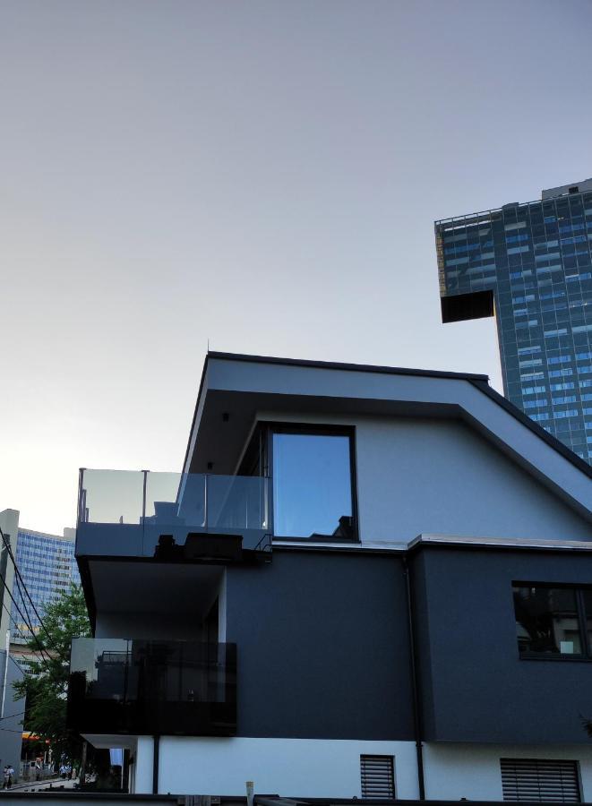 Luxurioeses Penthouse Mit Blick Auf Uno-city Und Dem Kaiserwasser. 3schlafzimmer, 2 Baeder, Privat Lift Ins Appartamento