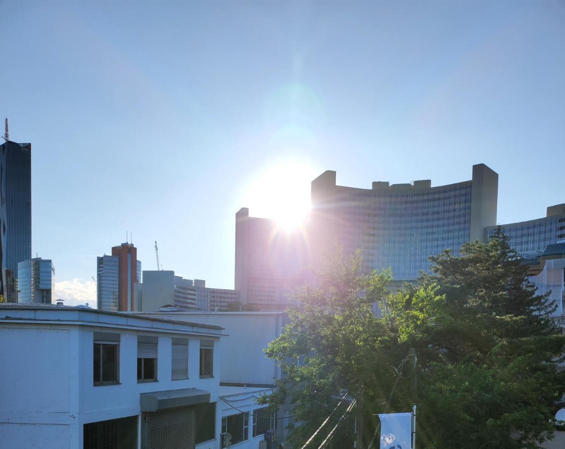 Appartamento Luxurioeses Penthouse Mit Blick Auf Uno-city Und Dem Kaiserwasser. 3schlafzimmer, 2 Baeder, Privat Lift Ins *