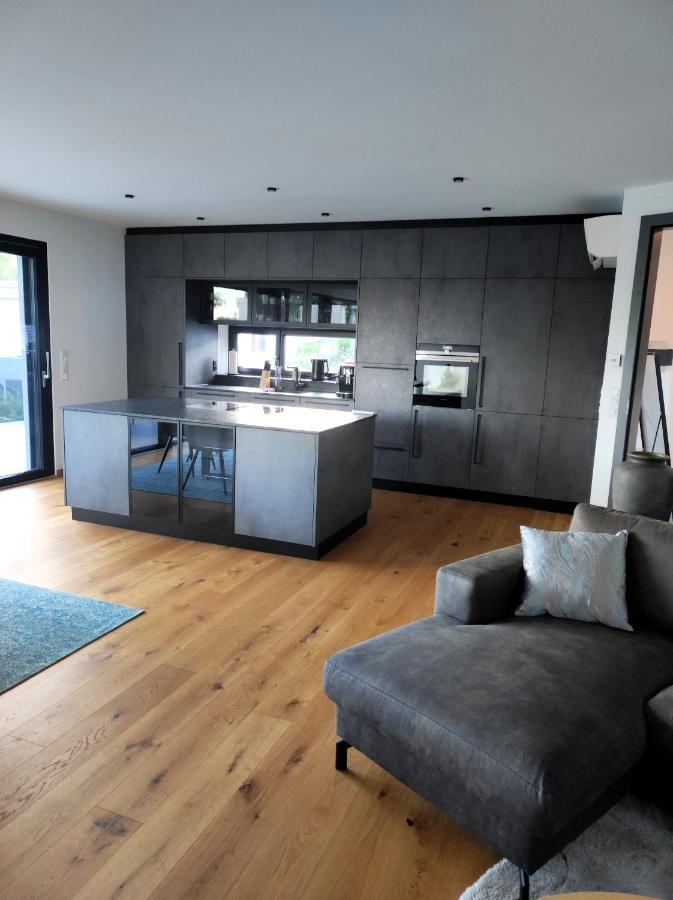 Luxurioeses Penthouse Mit Blick Auf Uno-city Und Dem Kaiserwasser. 3schlafzimmer, 2 Baeder, Privat Lift Ins Appartamento *