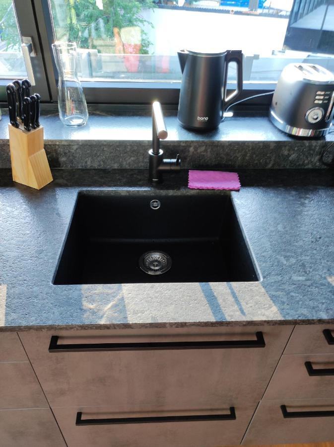 Luxurioeses Penthouse Mit Blick Auf Uno-city Und Dem Kaiserwasser. 3schlafzimmer, 2 Baeder, Privat Lift Ins Appartamento
