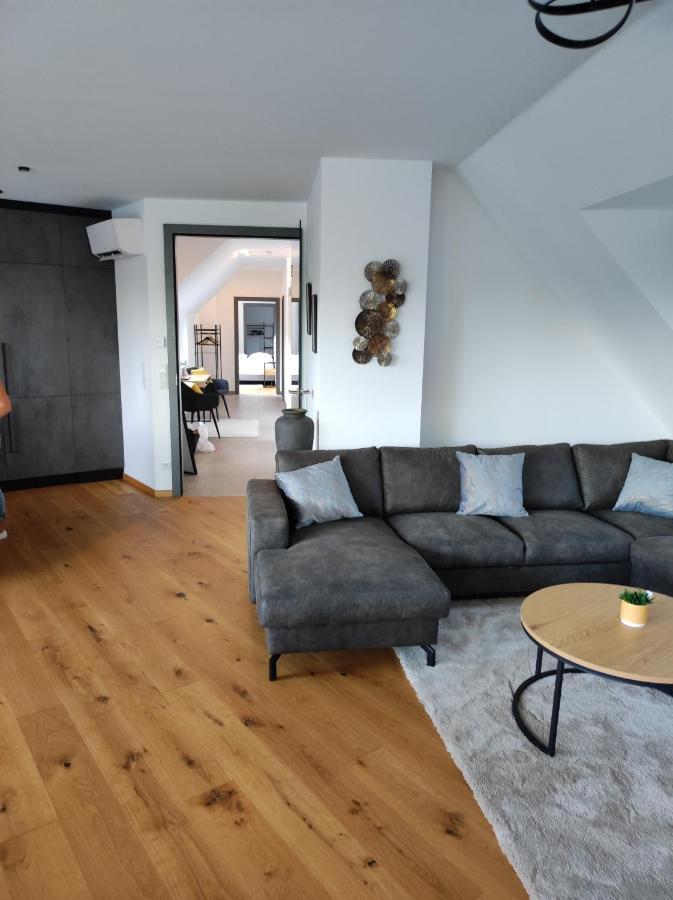 Appartamento Luxurioeses Penthouse Mit Blick Auf Uno-city Und Dem Kaiserwasser. 3schlafzimmer, 2 Baeder, Privat Lift Ins